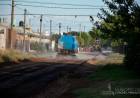 El Municipio riega calles para su mantenimiento