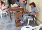 Práctica de hilado y teñido artesanal de lanas en INTA Coronel Pringles