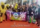Estudiantes locales en la exposición de la industria textil de Palermo