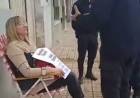 Una mujer se encadenó en reclamo de una supuesta deuda