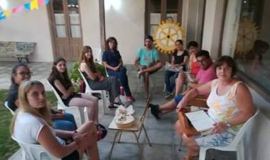 Reunión de comisión del Rotary con beneficiarios del préstamo de honor