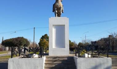 Embellecen el monumento Pringles