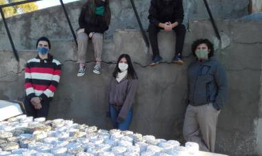 Un grupo de voluntarios de Pringles fabrica briquetas