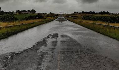 Ruta 51: por agua sobre la calzada, piden circular con cuidado entre Bahía y Pringles