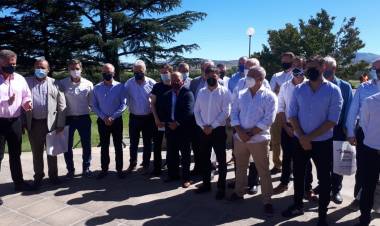 Lisandro Matzkin estuvo junto a otros Intendentes con Axel Kicillof