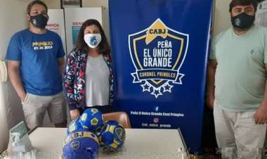 La Peña de Boca entregó pelotas al CEF local