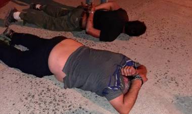 Descartaron un ladrillo de cocaína y escaparon a toda velocidad, pero no llegaron lejos