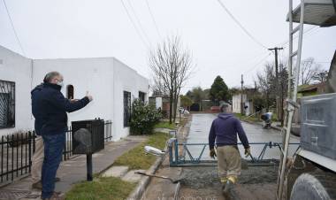 Matzkin supervisó una obra de pavimento local
