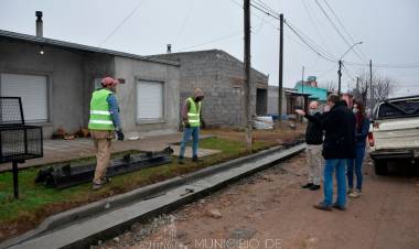 Continúa el avance de la obra de cordón cuneta en el Barrio Autoconstrucción