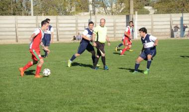 Fútbol: El arbitraje aumenta su servicio y vuelve el público a las canchas