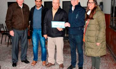 Matzkin entregó ayuda económica a Clubes de Indio Rico
