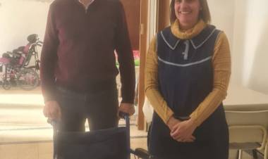 El Club Rotario local hizo entrega de una silla de ruedas a la Escuela Especial N°502