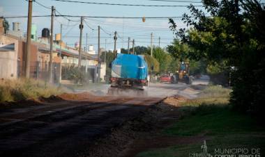 El Municipio riega calles para su mantenimiento