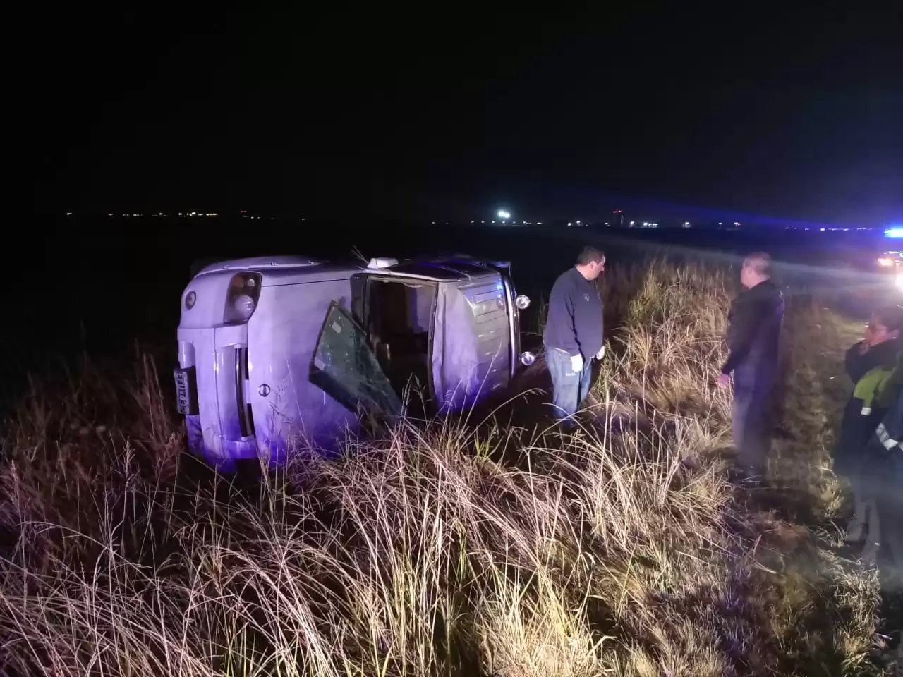 Conductor totalmente borracho volcó con su camioneta en la Ruta 51