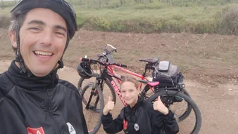 Cicloturistas solidarios: reciben y arreglan bicicletas para los niños