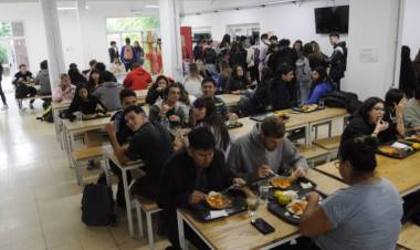 Cómo cambiaron en diez años los gastos de un estudiante de la zona