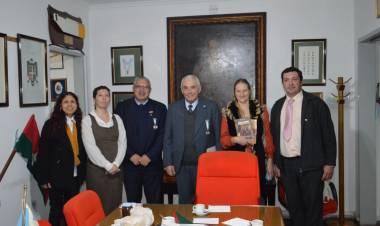 Una delegación del Museo "Paraje La Paloma" visitó el Instituto Nacional Newberiano