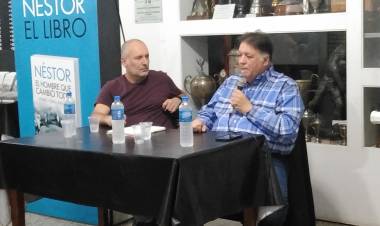 En el Club Independiente se presentó el libro "Néstor, el hombre que cambió todo"