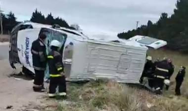 Chocó y volcó una ambulancia que llevaba un paciente