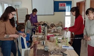 Taller sobre hilado y tejido artesanal