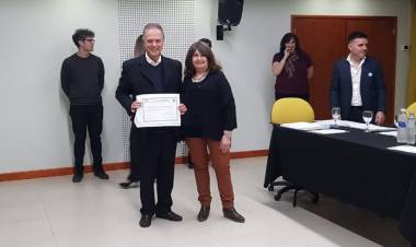 Osvaldo D'Annunzio recibió un reconocimiento por su trayectoria profesional como Bioquímico