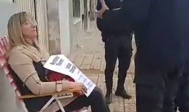 Una mujer se encadenó en reclamo de una supuesta deuda