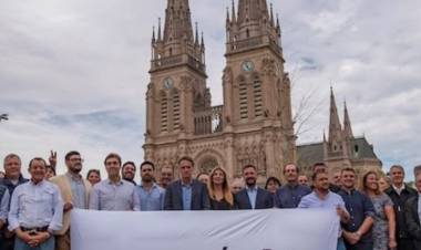 Kicillof reclamó por las rutas nacionales y los radicales del sur le reclamaron por las rutas provinciales