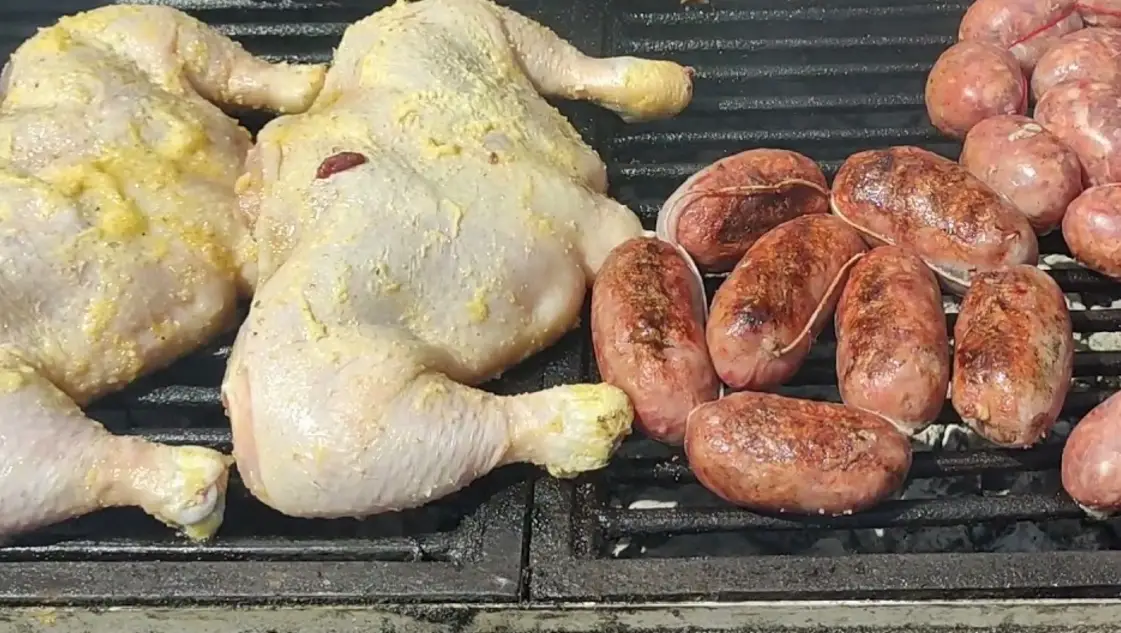 Varios intoxicados por consumir pollo y chorizos en un evento benéfico en Coronel Pringles