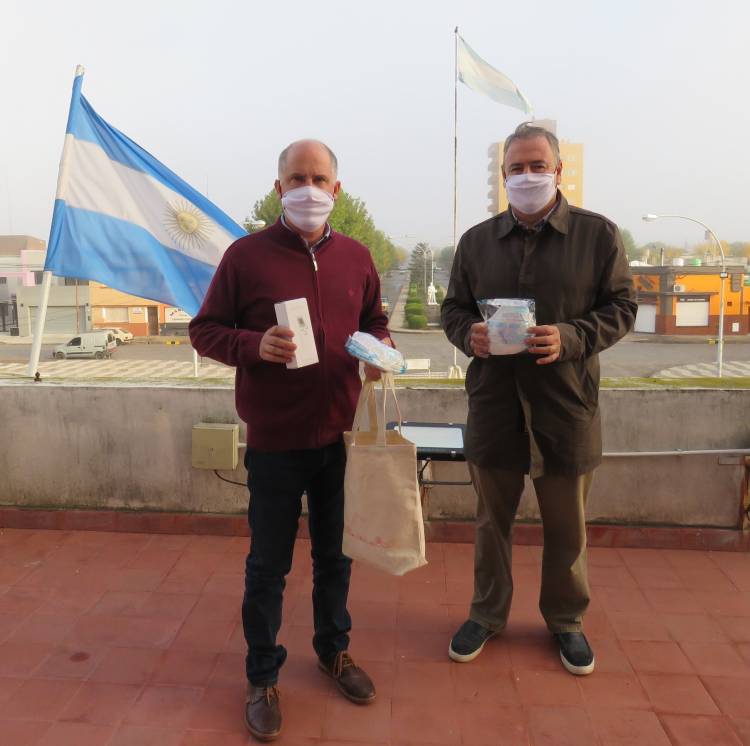 Guarco entregó donación de barbijos y alimentos al Municipio