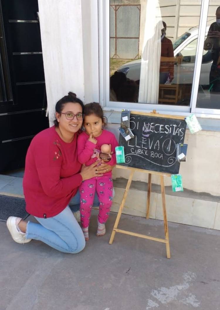 Consejera Escolar hace barbijos caseros