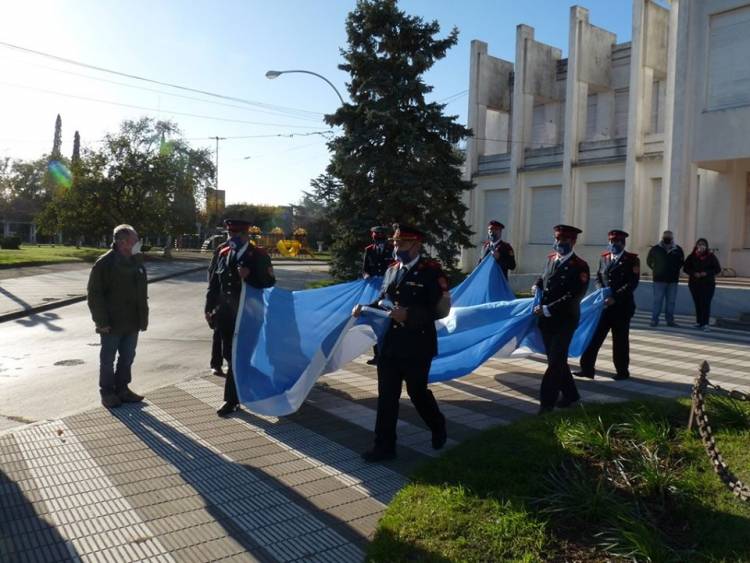 El Acto del Día de la Patria sin público y por la red social