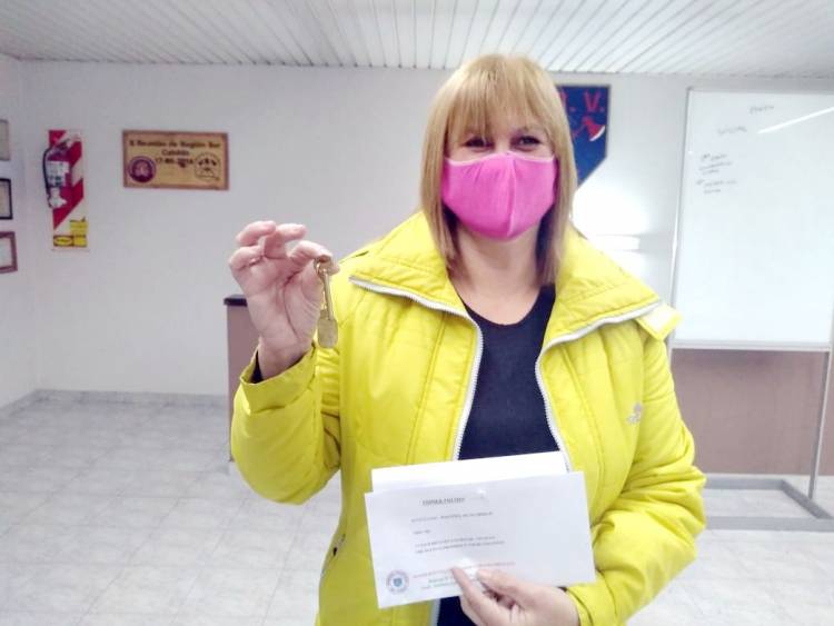 Bomberos Voluntarios entregó la casa a la feliz ganadora