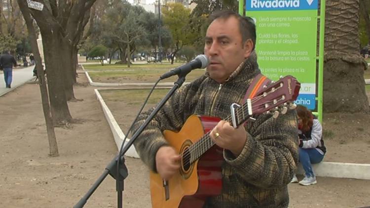 Le taparon el tomacorrientes al cantante de la Plaza