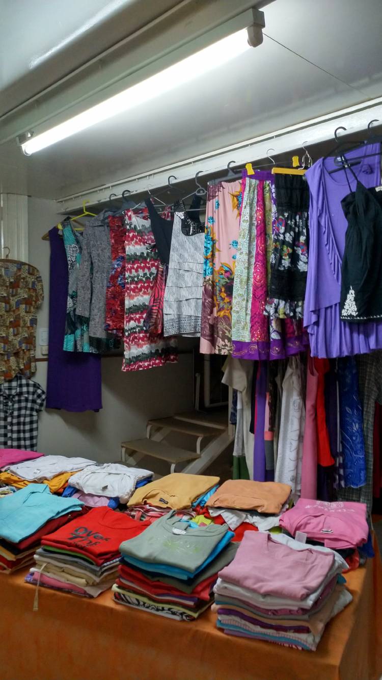 Feria de Ropa en Cáritas
