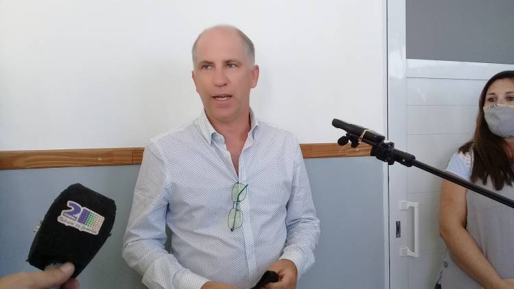 Matzkin presentó los nuevos baños de la Secundaria 5