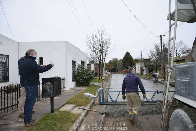 Matzkin supervisó una obra de pavimento local