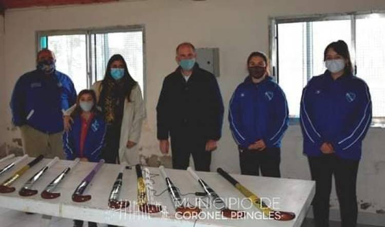 El Club Once Corazones de Indio Rico recibió 20 palos nuevos de hockey