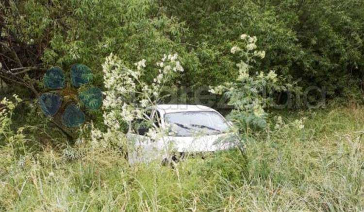 Ruta 85: Desbordó el arroyo Las Tunas y despistó un auto por el agua sobre el puente
