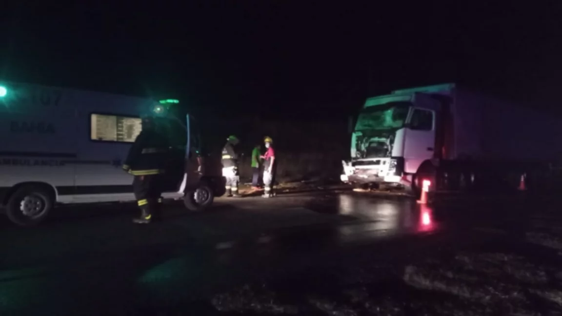 Dos camiones chocaron en la Ruta 51 y perdieron parte de su carga
