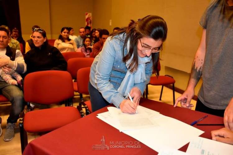 Firma de actas de adjudicación de las viviendas