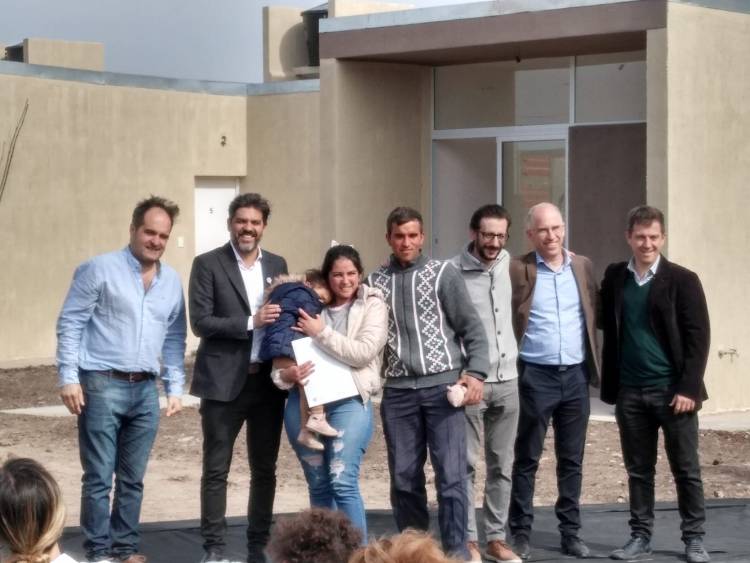 Simone: “Hoy garantizamos el derecho a la vivienda a familias de Pringles”