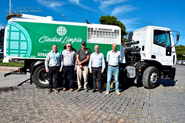 El Intendente Lisandro Matzkin presentó una nueva barredora