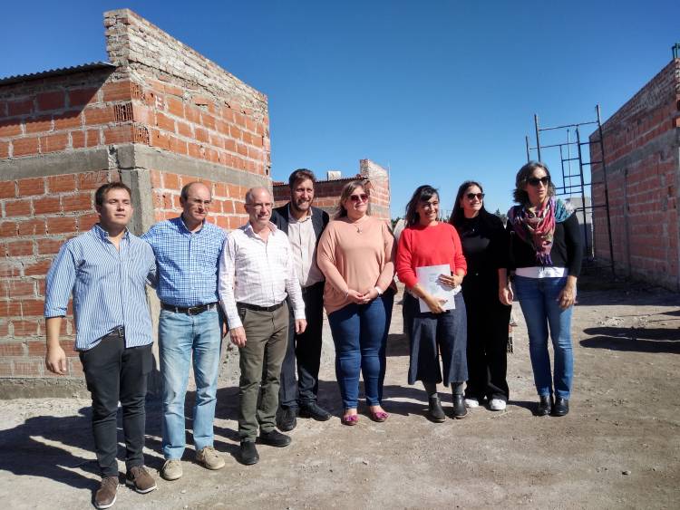 Menéndez y Matzkin recorrieron un barrio de viviendas de la ciudad