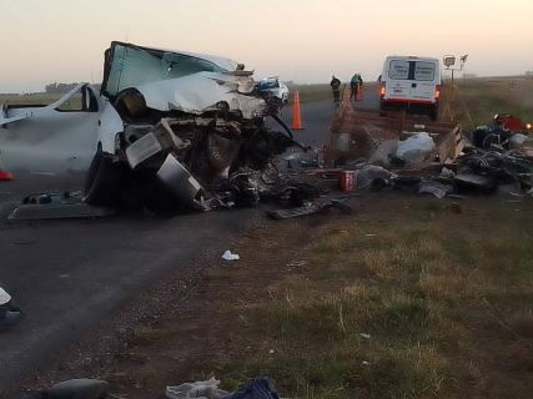 Accidente entre una camioneta y un camión en Ruta 51