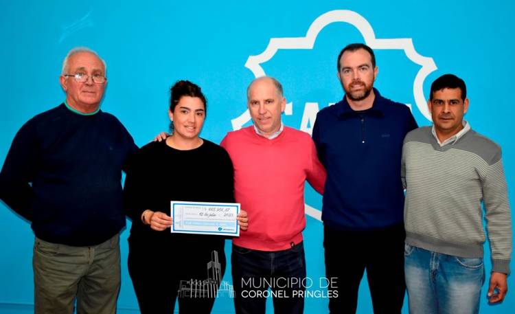 Matzkin entregó ayuda económica a dos clubes y recorrió las instalaciones