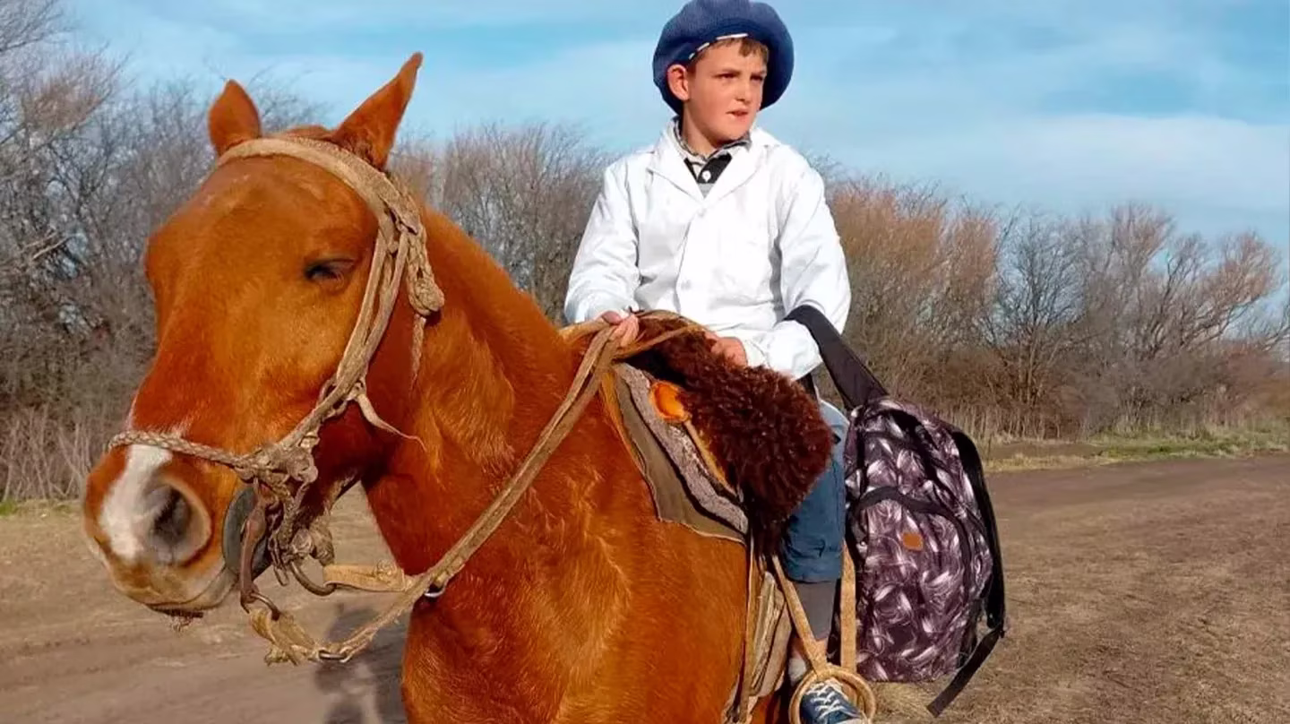 A Vicente no tenían cómo llevarlo a la escuela y pidió permiso para ir a caballo: recorre 16 km para no faltar