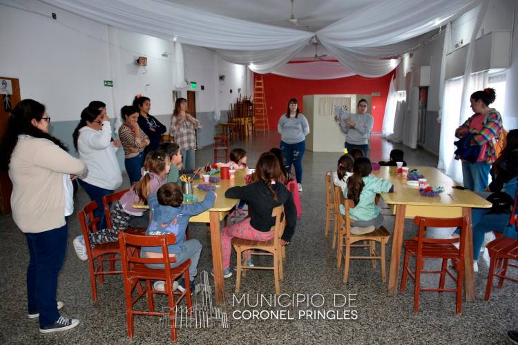 Tarde de títeres en el Club Roca