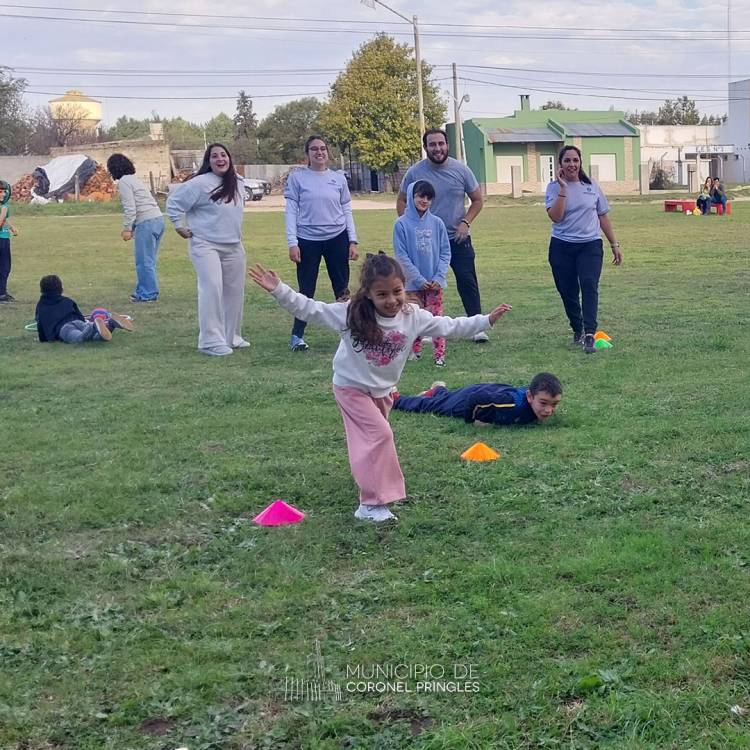 Juegos y risas en la Plazoleta del Cooperativismo