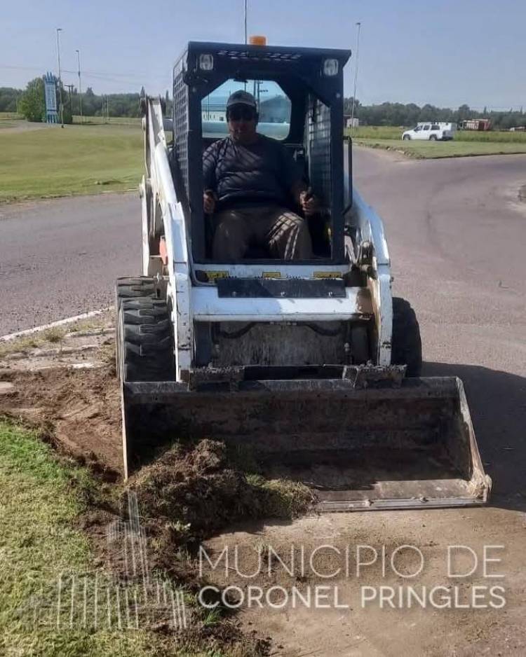 Trabajos de mantenimiento en la rotonda de "la virgen"
